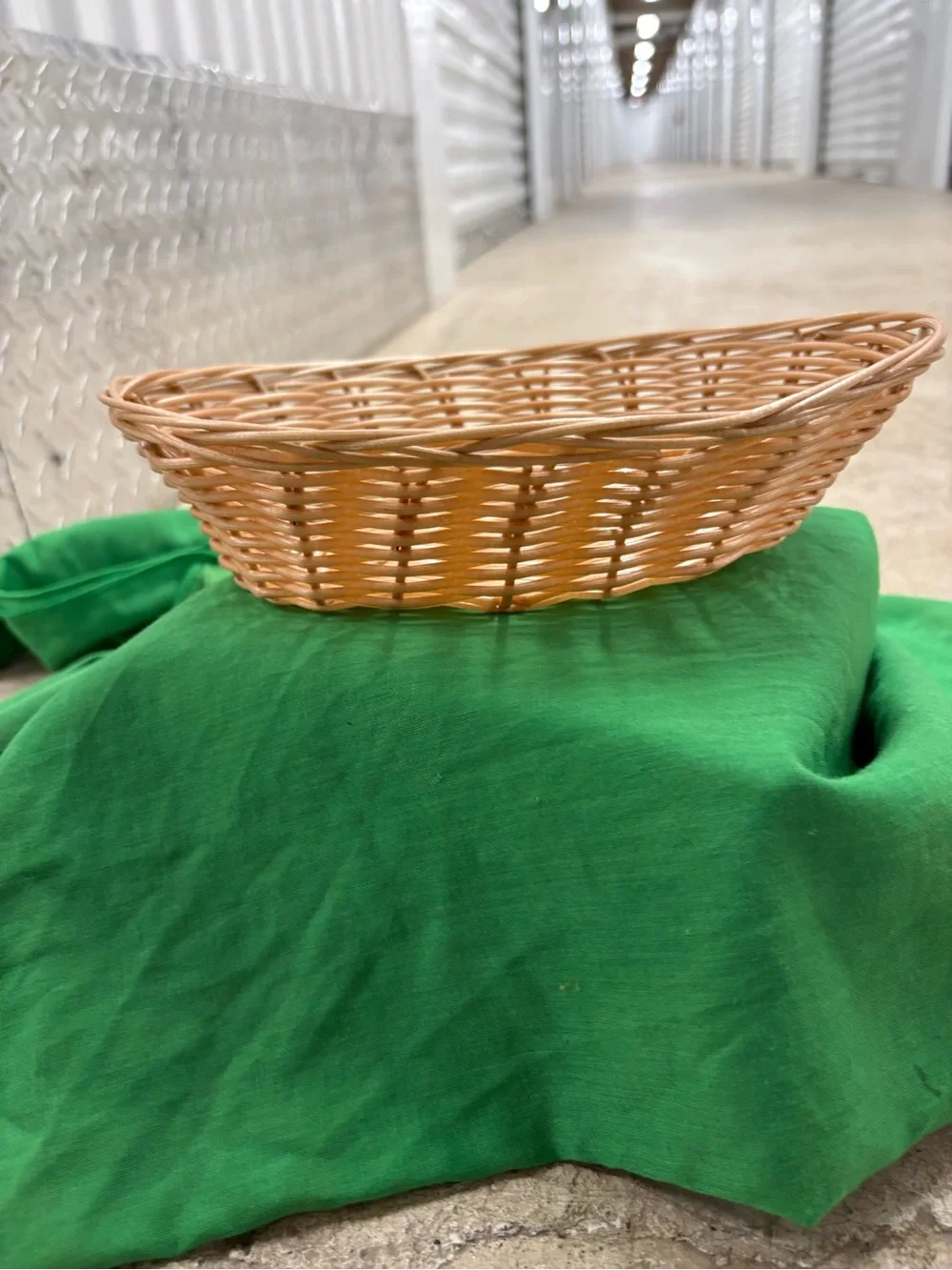 N/A oval wicker